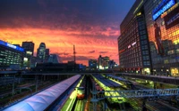 Paisagem urbana vibrante ao pôr do sol com reflexos e marcos urbanos