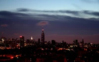 Skyline de la ville illuminée sous un ciel crépusculaire