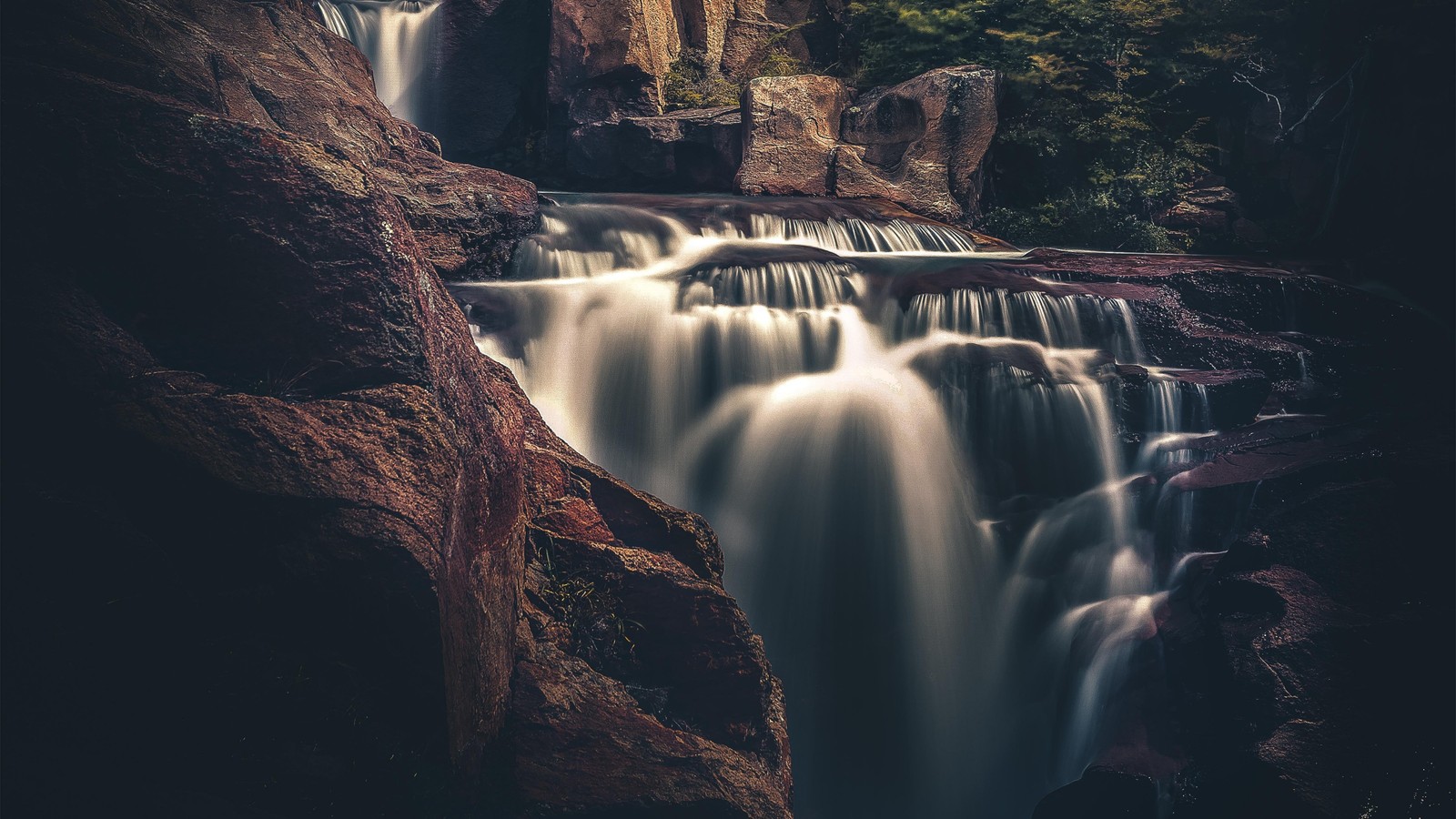 Um close de uma cachoeira com uma rocha ao fundo (cachoeira, corpo de água, natureza, água, curso dágua)