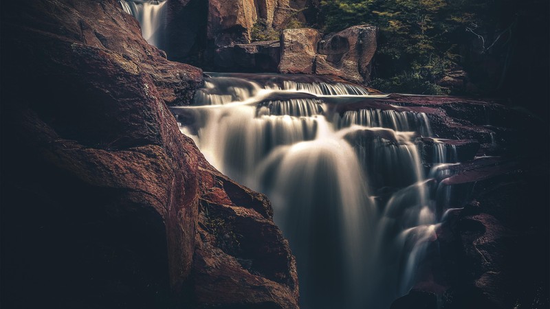 Крупный план водопада с камнем на заднем плане (водопад, водоем, природа, вода, водоток)