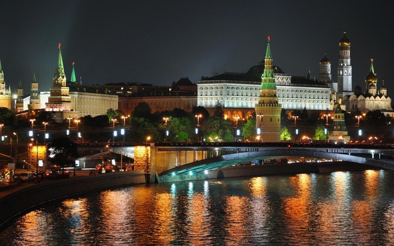 Ночной вид города с мостом и рекой (москва, ночь, достопримечательность, город, отражение)