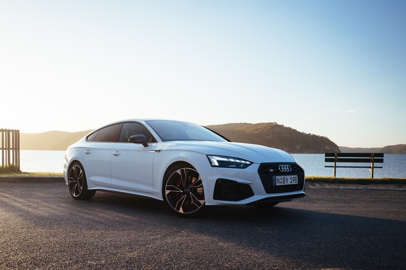 Белый audi rs4 припаркован на дороге у озера (audi s5 sportback tfsi, 2021, 5k, машины, обои 4k)