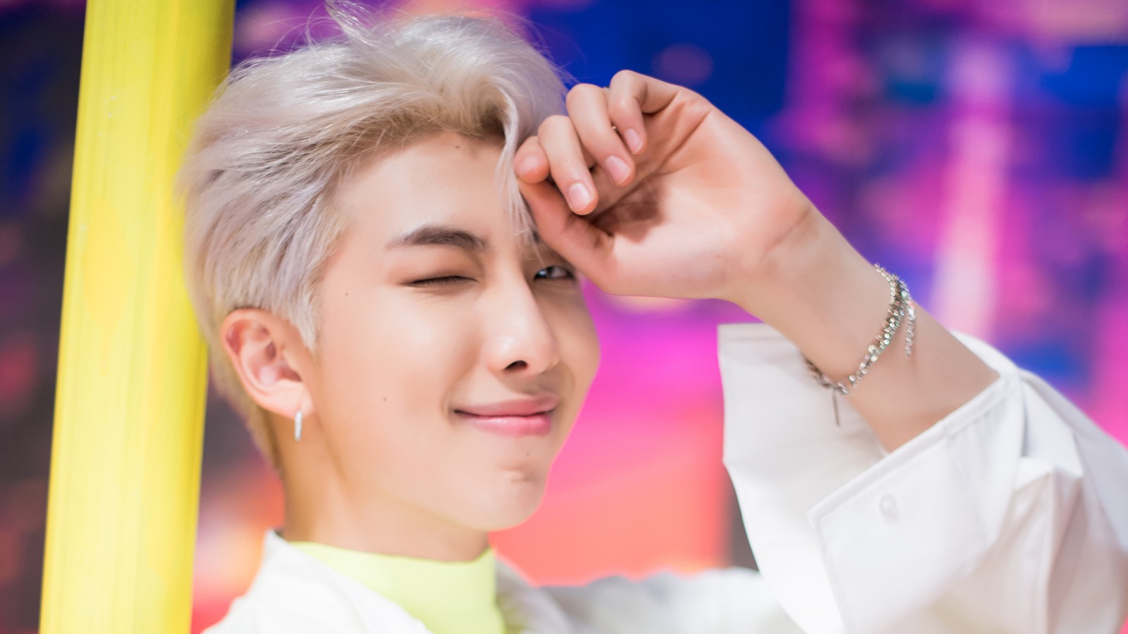 Acercamiento de una persona con camisa blanca y un palo amarillo (kim nam joon, bts, bangtan boys, kpop)