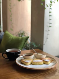 Desayuno invitante con té y delicados pasteles