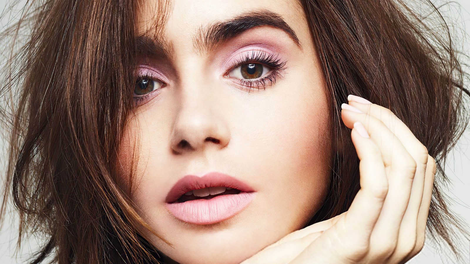 Un gros plan d'une femme avec du maquillage rose sur les yeux (lily collins, gros plan, actrice, femmes, filles)