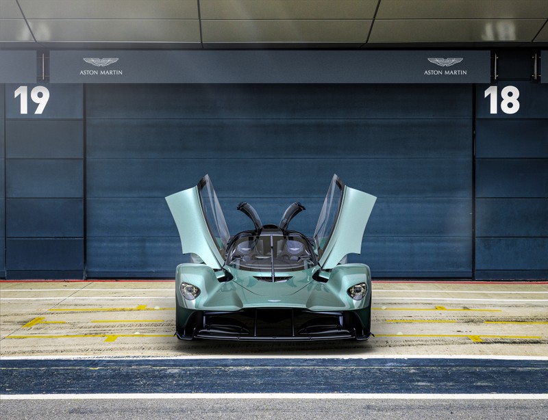 Близкий план машины с открытыми дверями перед зданием (aston martin valkyrie spider, гиперкары, 2021, машины, обои 4k)