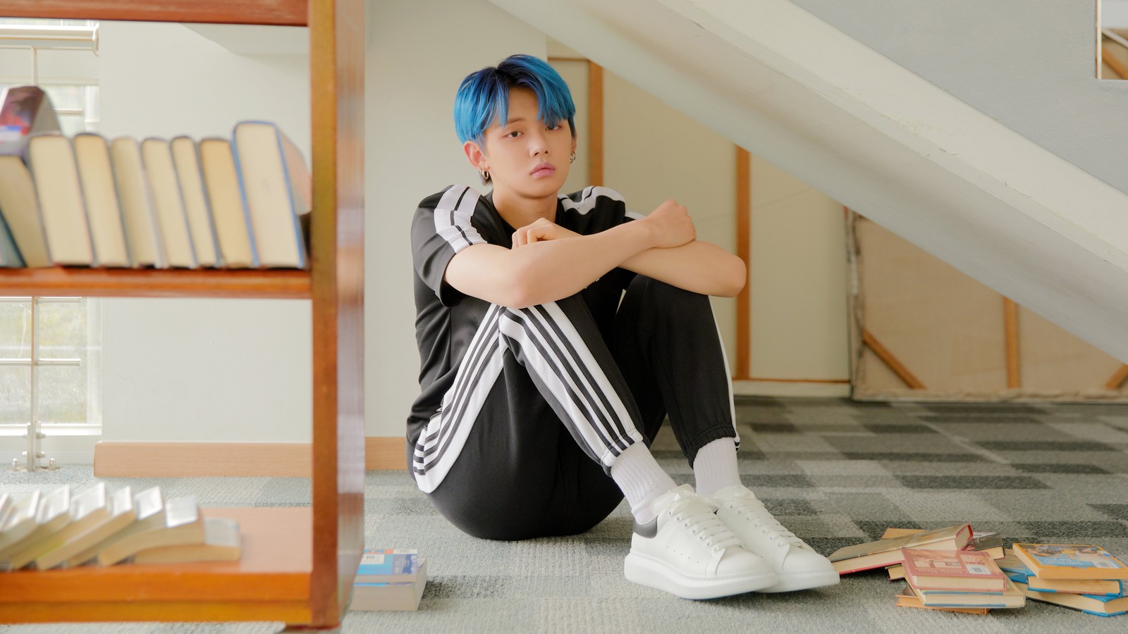 Femme araffe avec des cheveux bleus assise par terre dans une bibliothèque (txt kpop, tomorrow x together, 투모로우바и투게더, 투모로우바이투게더, yeonjun)