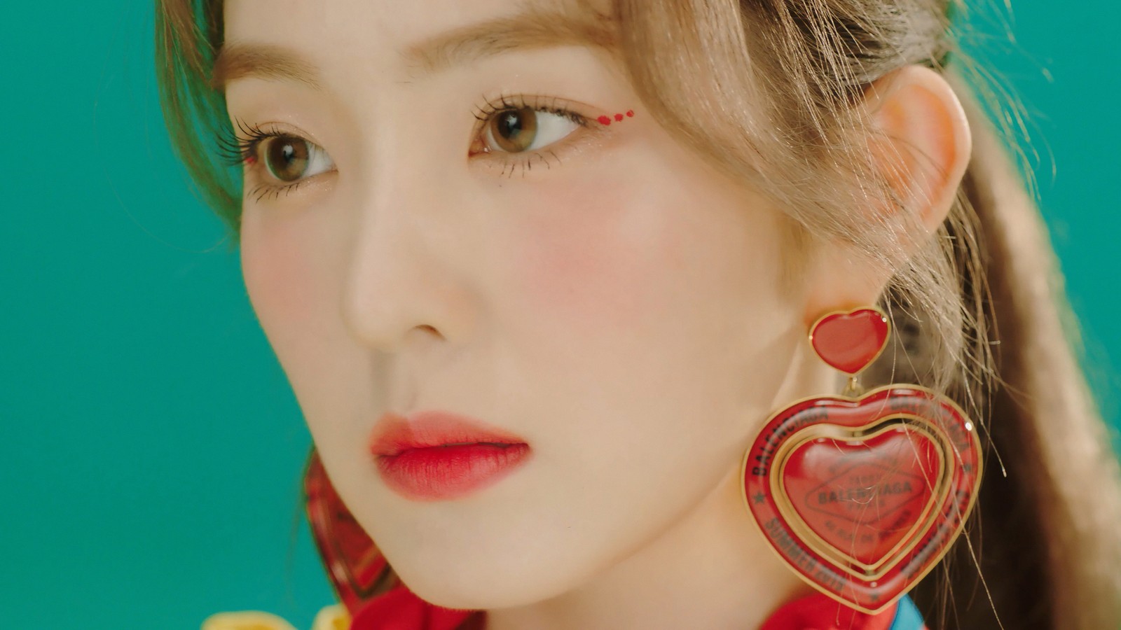 Un primer plano de una mujer con aretes rojos y dorados (red velvet, kpop, chicas, zimzalabim, irene)