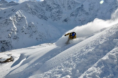 Snowboarder tallando a través de polvo fresco en el Monte Elbrus