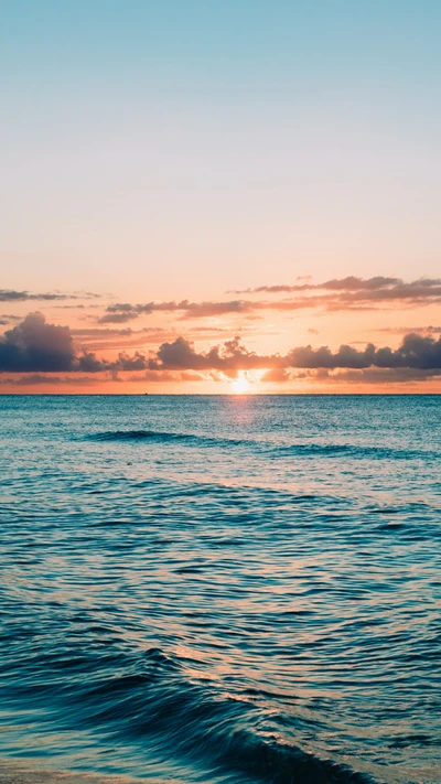 Crepúsculo sobre el tranquilo horizonte oceánico