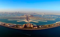 Vista aérea de Palm Jumeirah, destacando seu layout distinto em forma de palmeira, vilas de luxo e propriedades à beira-mar contra o pano de fundo do horizonte de Dubai.