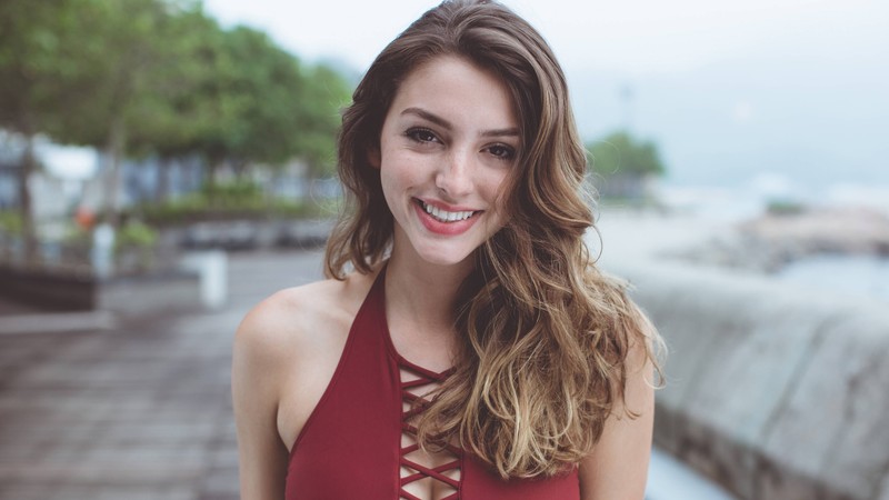 Арабская женщина в красном платье стоит на пирсе (селин фарач, celine farach, американский, модель, знаменитость)