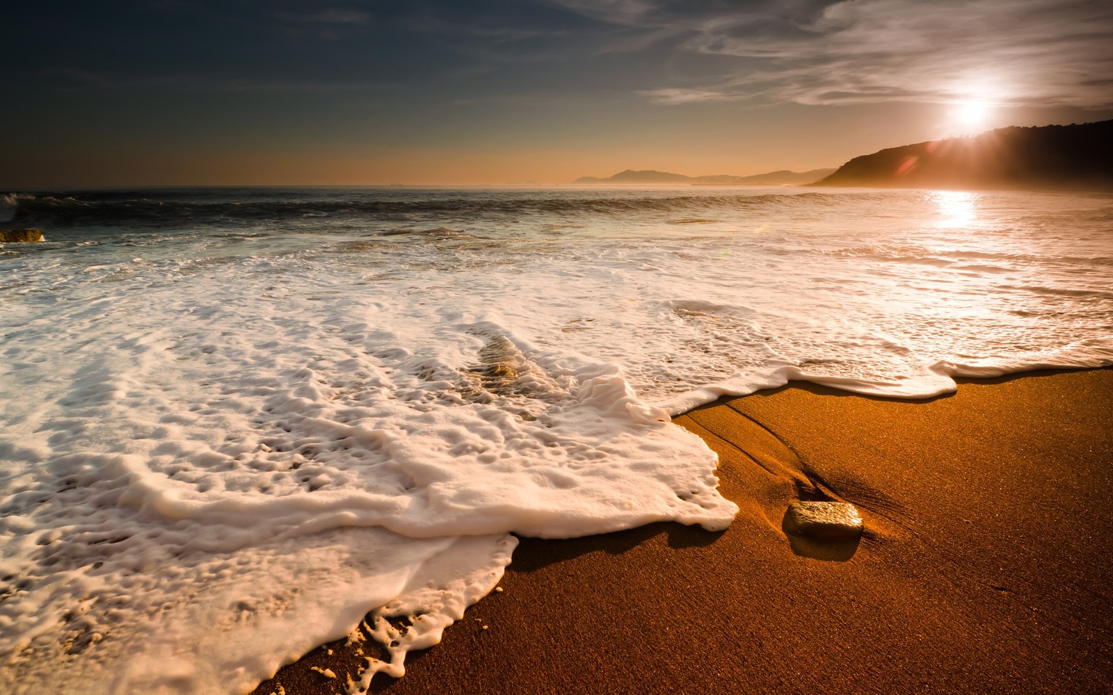 Vista árabe de una playa con olas y un atardecer (mar, orilla, ola, arena, costa)