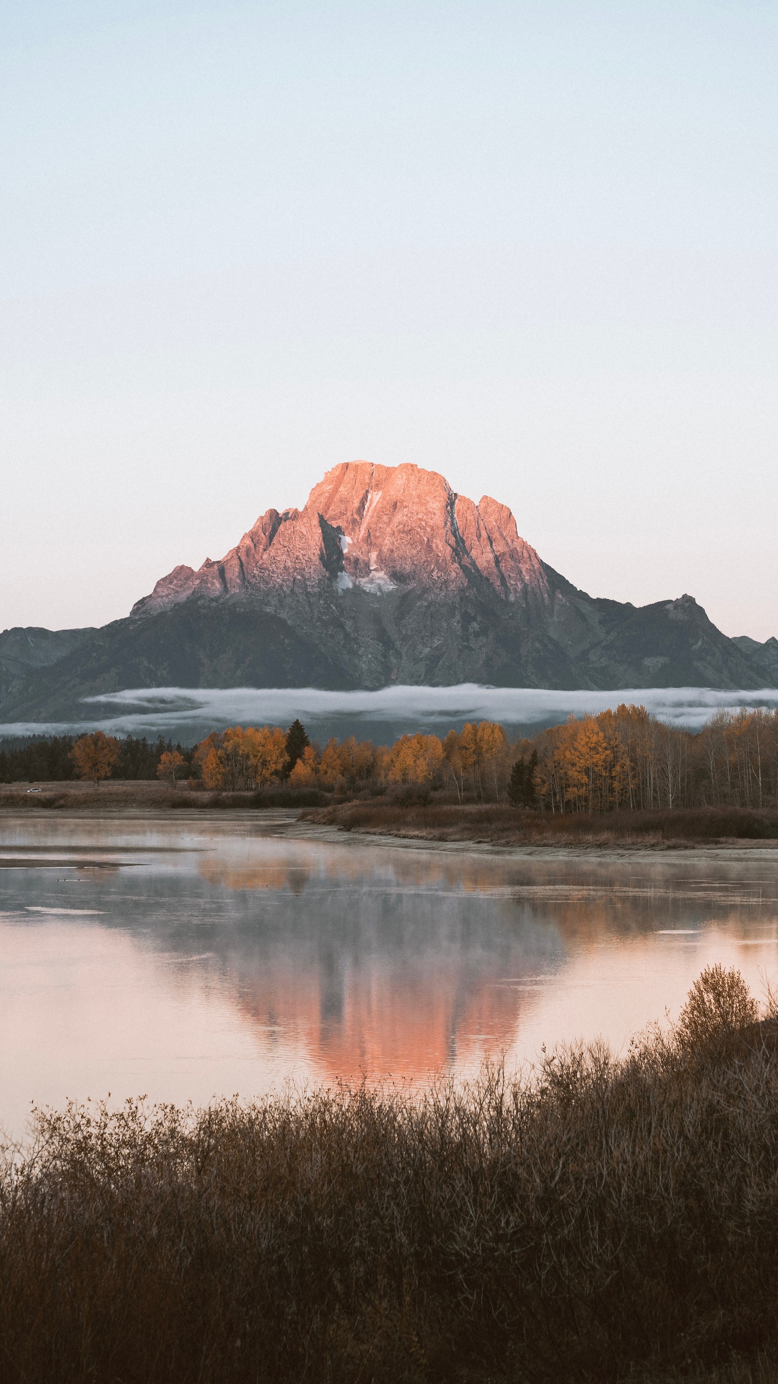 Es gibt einen berg in der ferne mit einem see (reflexion, wasser, wasserressourcen, berg, pflanze)