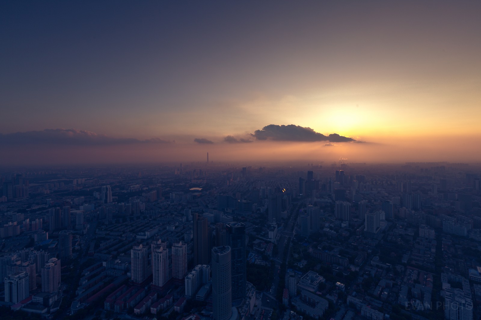 Une vue floue d'une ville avec un nuage dans le ciel (atmosphère, horizon, soir, nuage, matin)