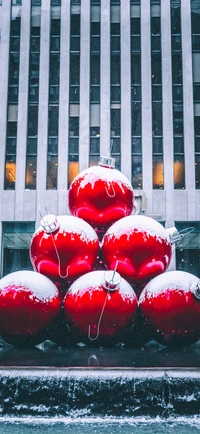 Ornamentos vermelhos festivos no Rockefeller Center em meio à neve de inverno