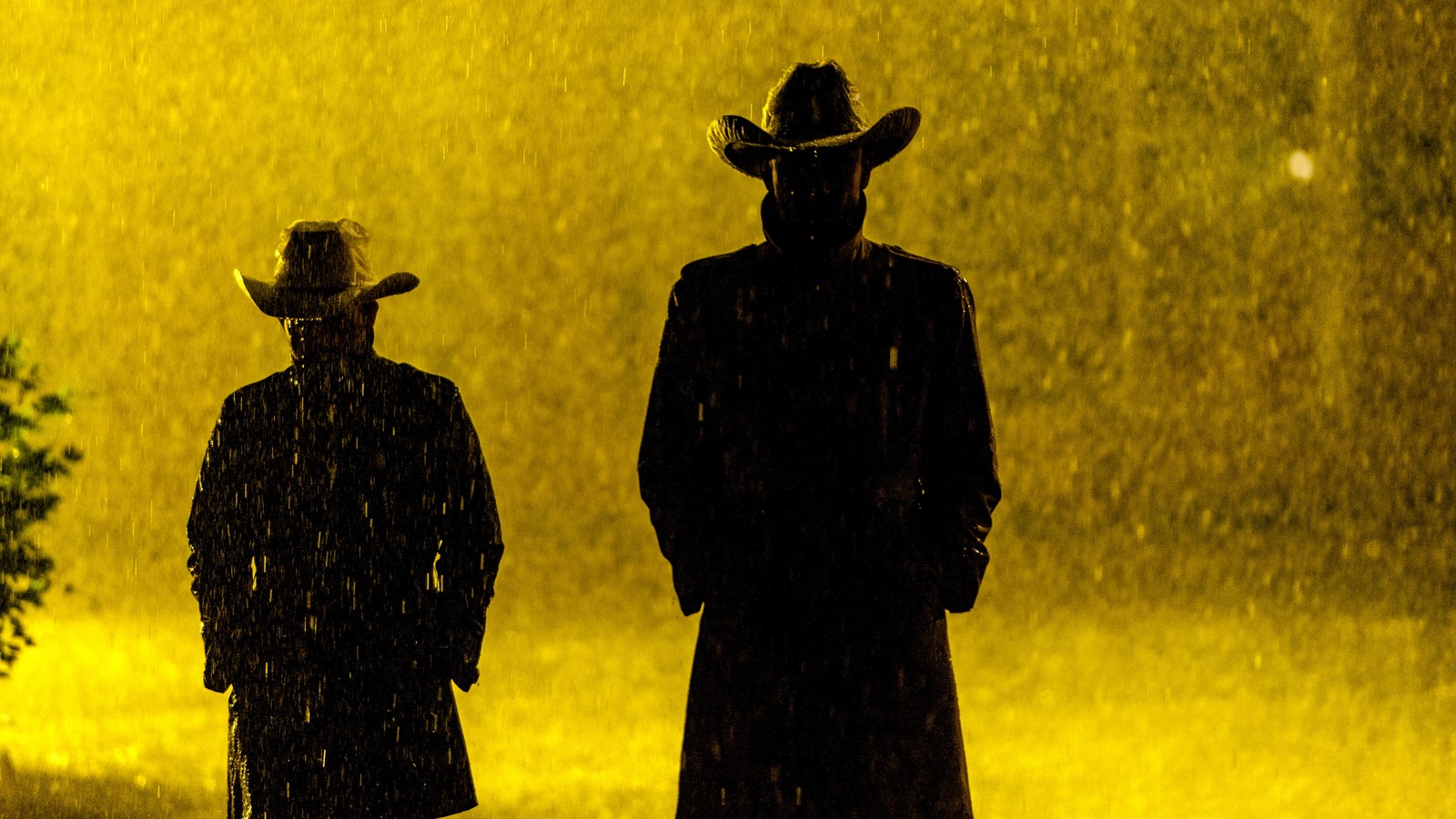 Deux silhouettes de deux hommes en chapeaux de cow-boy debout sous la pluie. (tireur, ombre, cow boy, chapeau, émission de télévision)