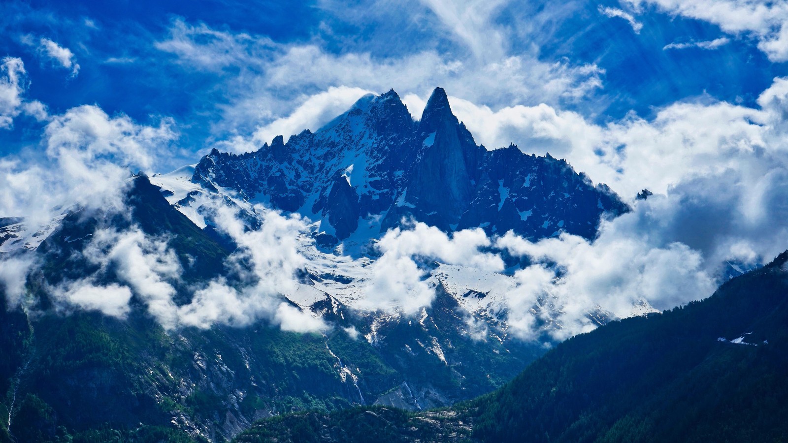 Une vue d'une montagne avec quelques nuages dans le ciel (imac, nuage, montagne, atmosphère, monde)