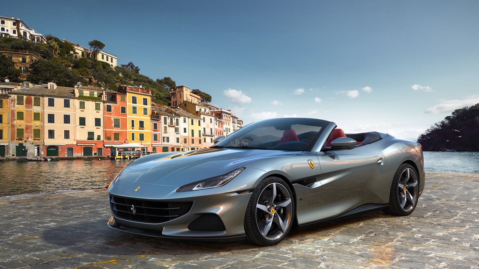 Ein silberner ferrari california roadster steht auf einer kopfsteinpflasterstraße (ferrari portofino m, 5k, 2021, autos, 4k hintergrund)