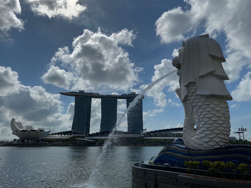 Статуя рыбы, распыляющей воду из фонтана (сингапур, марина бей сэндс, marina bay sands, вода, марина бэй сандс сингапур)