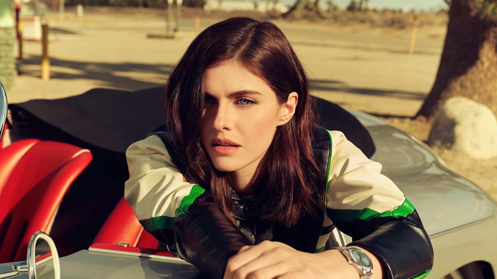 Une femme arabe assise dans une voiture de sport avec une montre au poignet (alexandra daddario, actrice, célébrité, femme, filles)