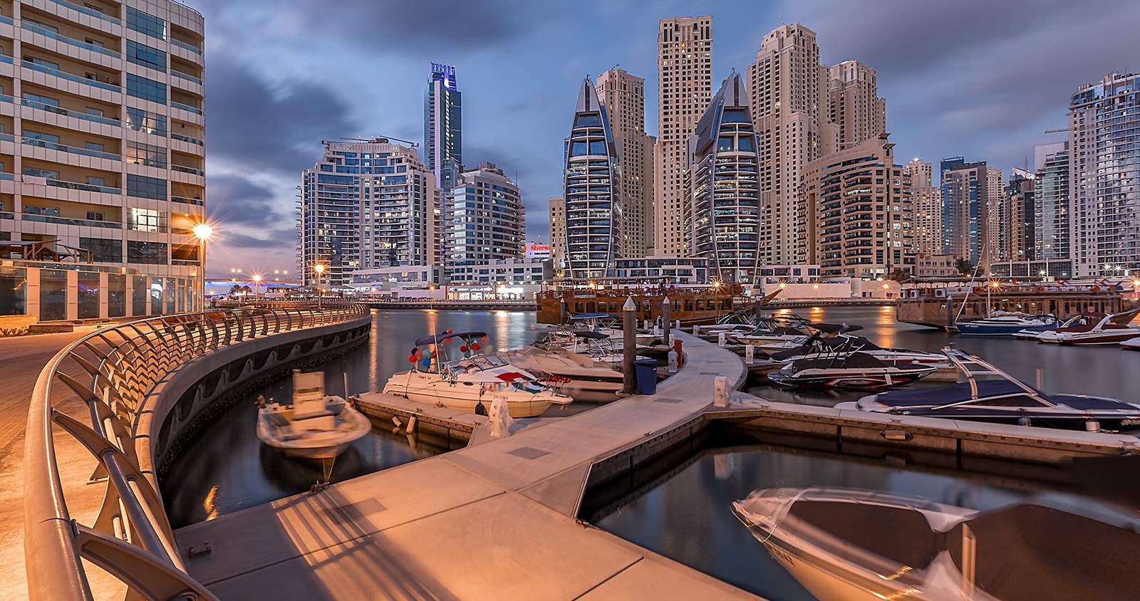 Barcos estão atracados em uma marina com o horizonte da cidade ao fundo (paisagem urbana, cidade, metrópole, área urbana, arranha céus)