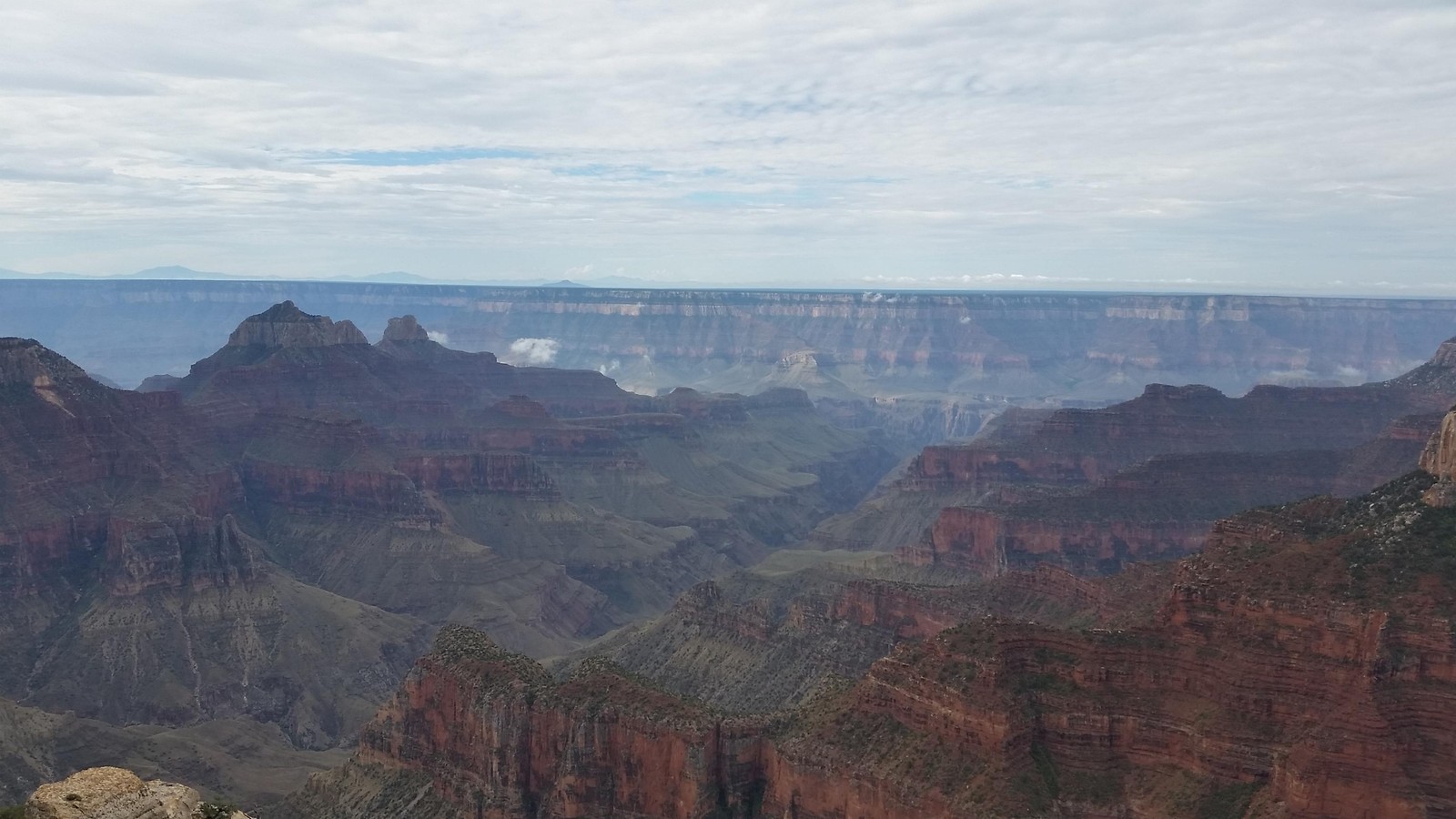 Vue d'un canyon avec plusieurs couches de roche (badlands, canyon, géologie, plateau, escarpement)