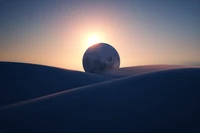 Eclipse celestial sobre dunas del desierto