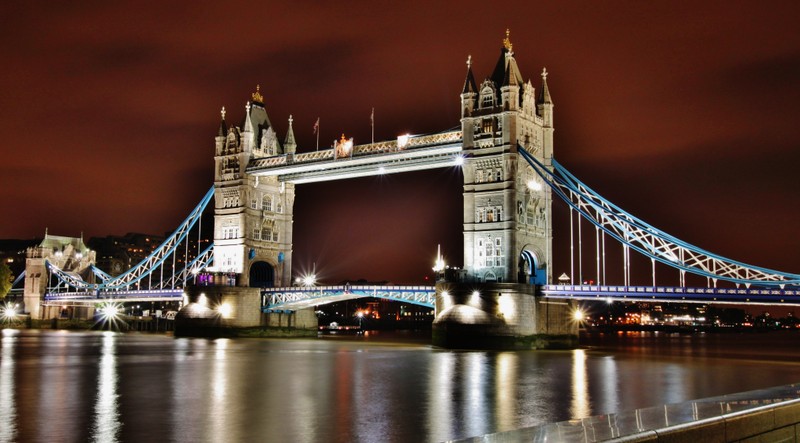 Аэрофотоснимок тауэрского моста ночью с красным небом. (tower bridge, лондонская башня, река темза, лондонский мост, london bridge)