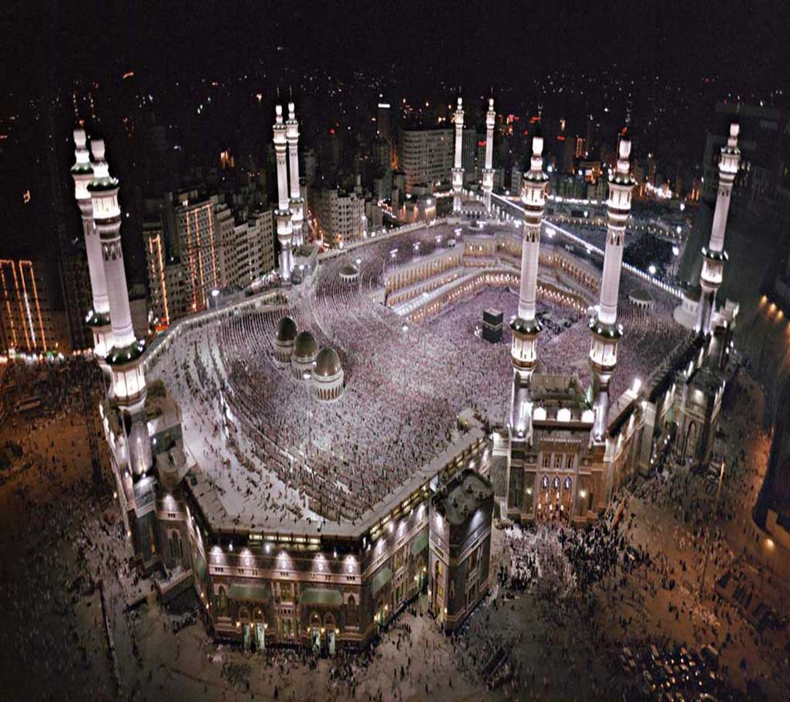 Una vista de un gran edificio con una torre del reloj en el medio (hd, meca, makkah, masjid)