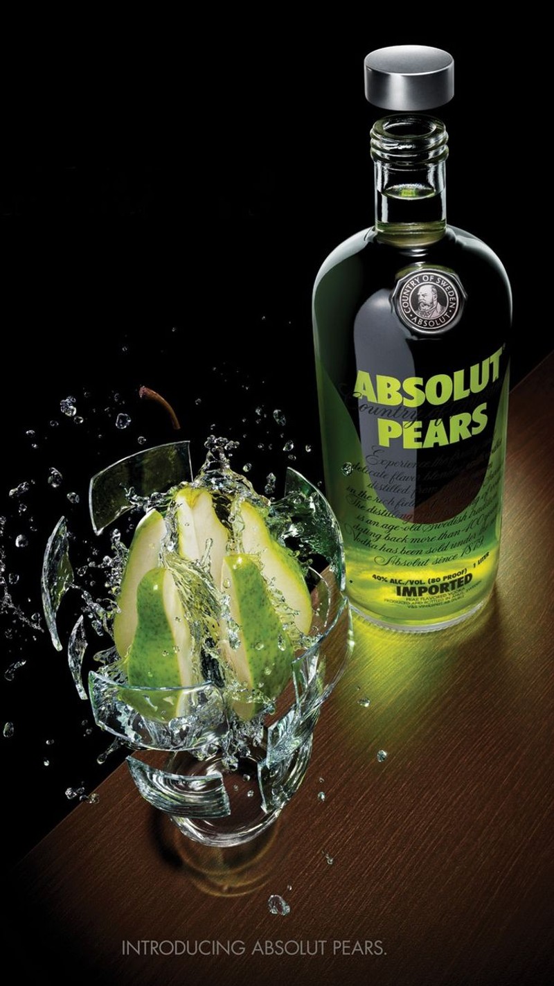 Бутылка absolut pears рядом со стаканом воды (крутой, напиток, еда, водка, вино)