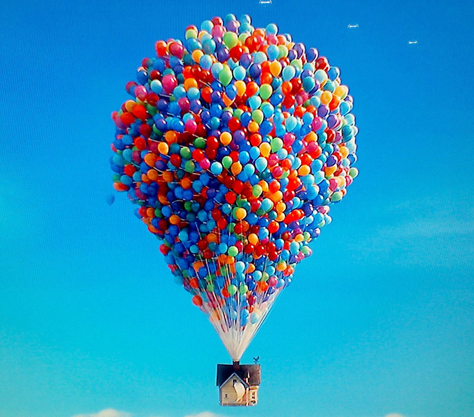 Los globos están volando en el cielo con una casa encima (globos, color)