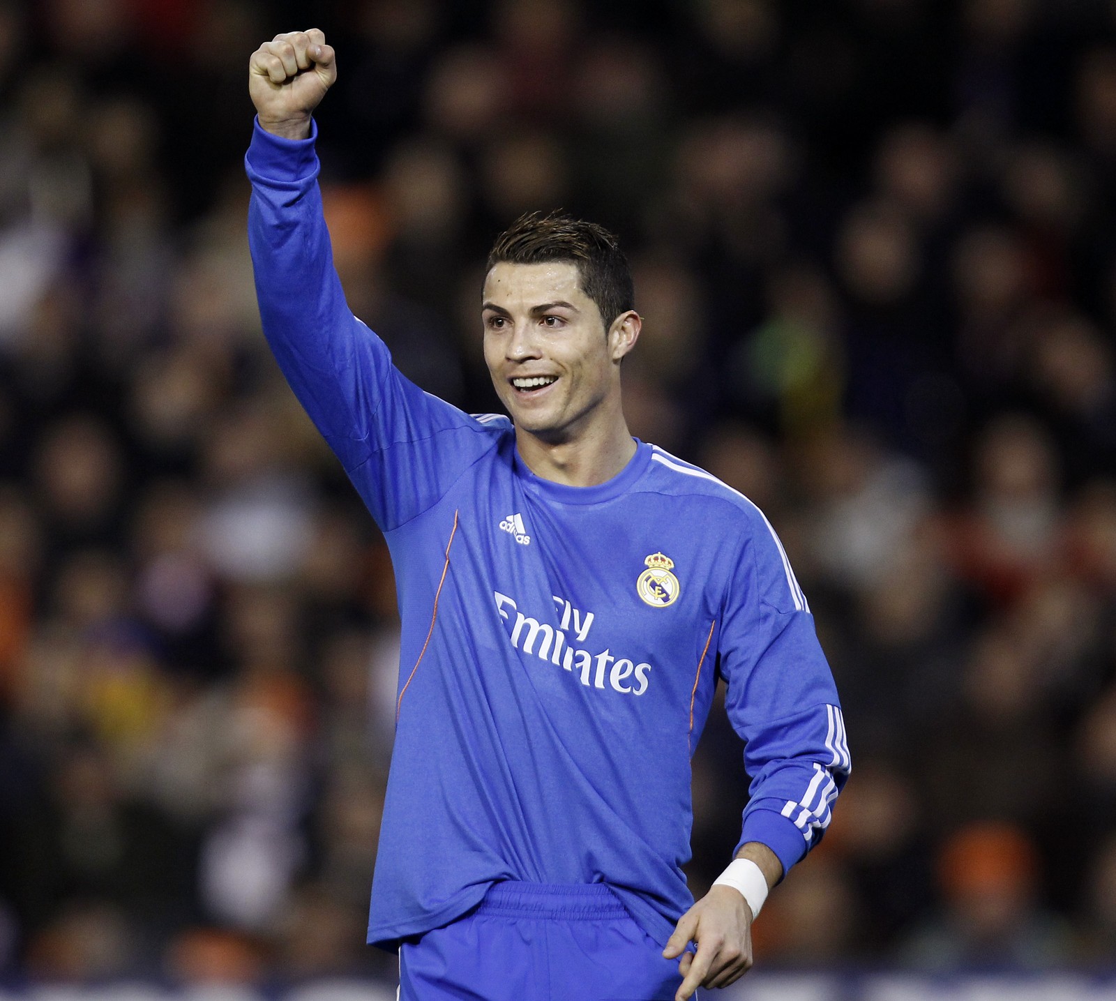 Arafed male soccer player in blue uniform raising his fist (cr7, cristiano ronaldo, cristiano ronaldo c)