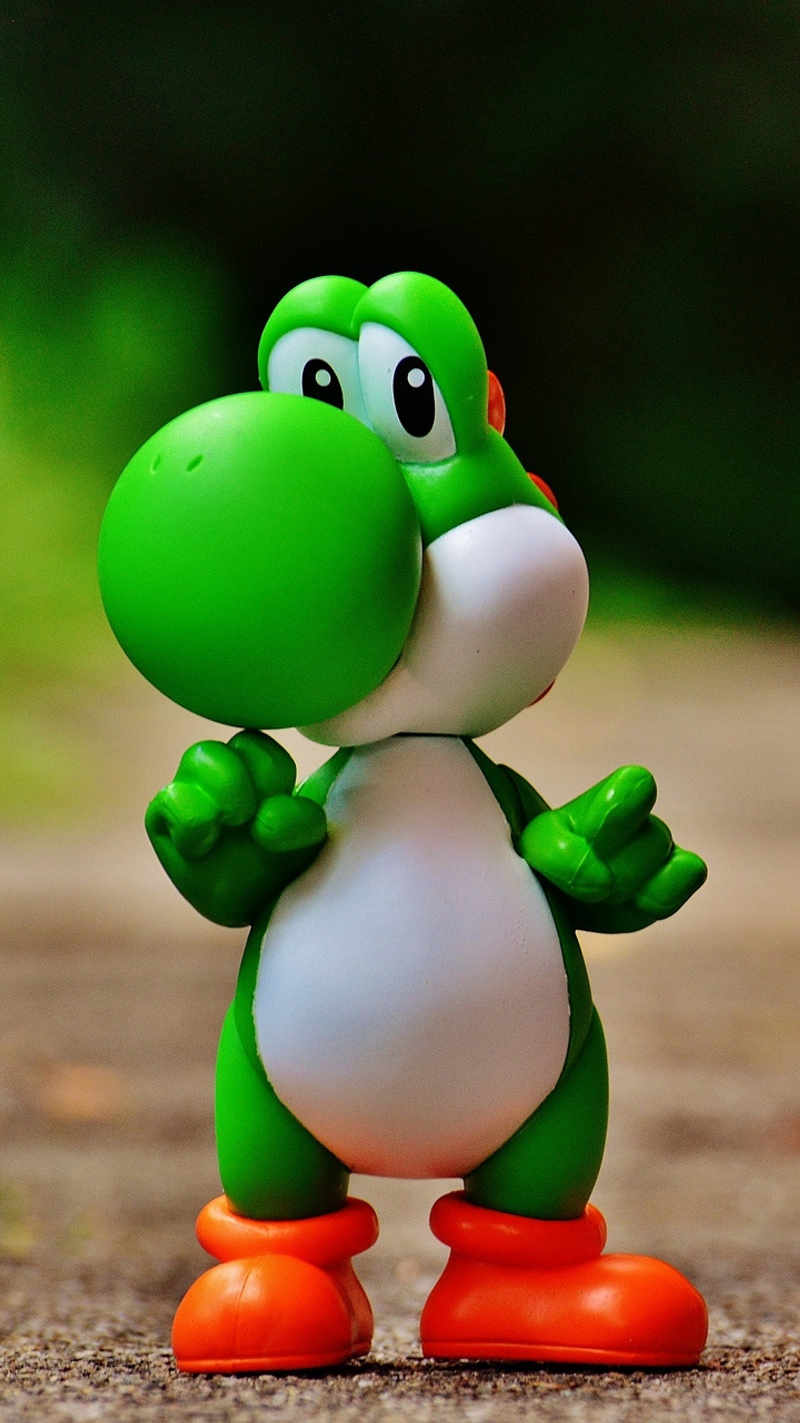 Hay um brinquedo de um yoshi verde e branco (mario, super smash bros, yoshi)