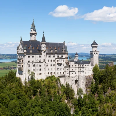 Château de Neuschwanstein : Une majestueuse forteresse européenne au milieu de montagnes pittoresques