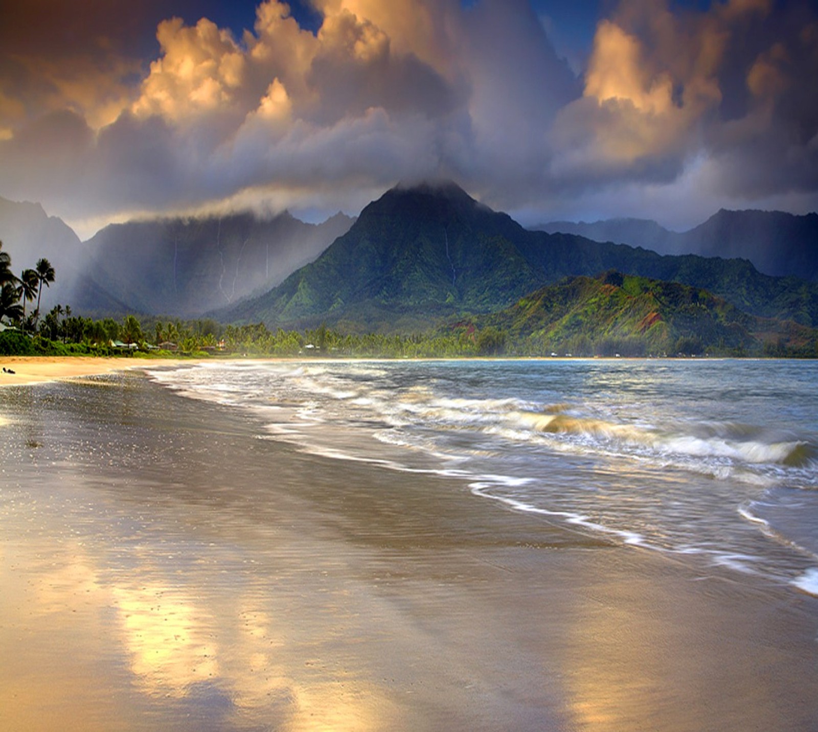 Des montagnes au loin derrière la plage et l'océan (nature, papier peint)