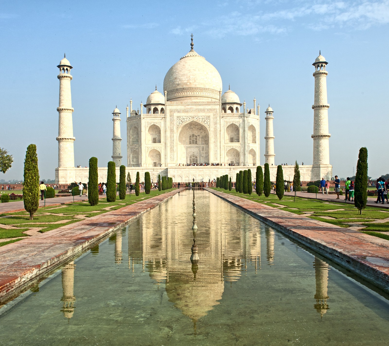 Vista arafed de un edificio blanco con una piscina na frente (el más grande, in india, in world, lugar, taj mahal)