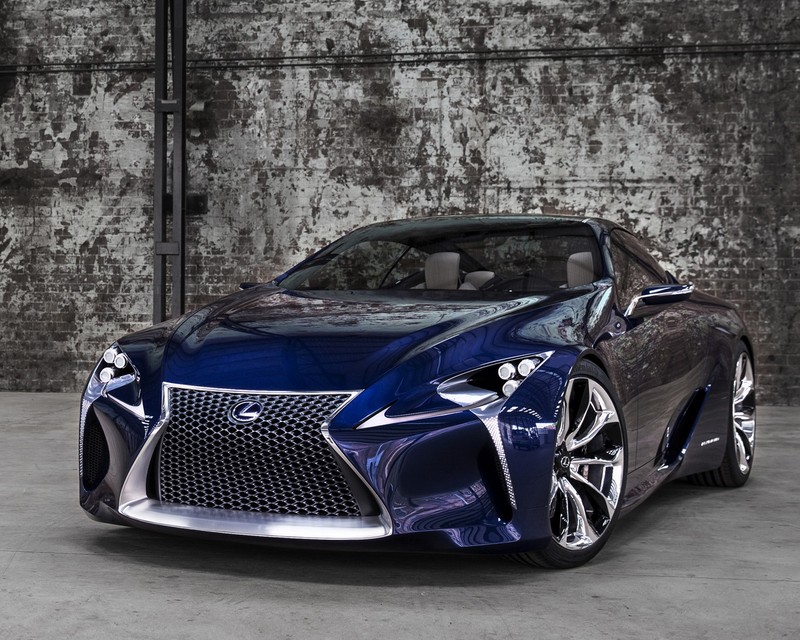 Близкий план синего спортивного автомобиля, припаркованного в гараже (blue conceptq, lexus lf lc)