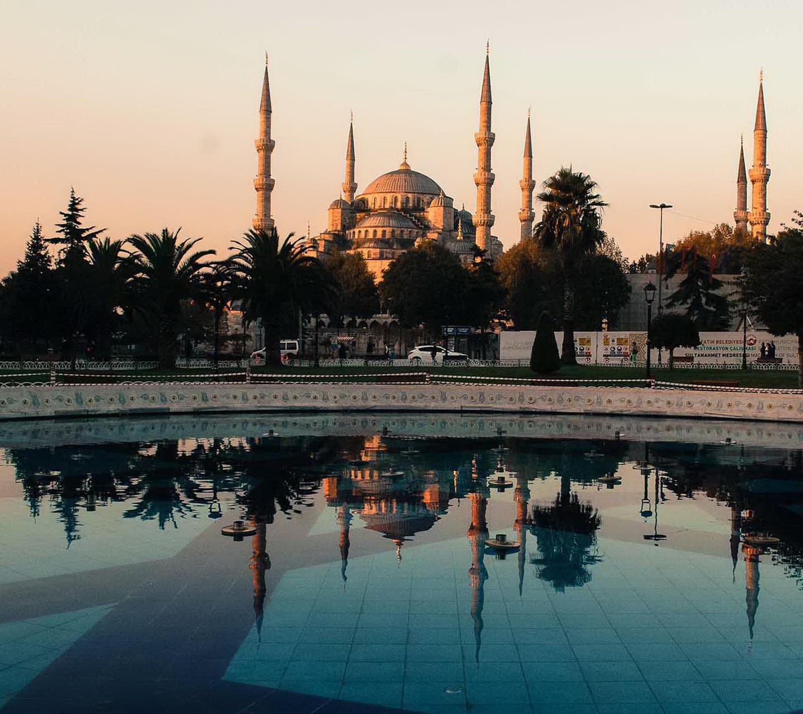 Vista aérea de una mezquita con una piscina frente a ella (haram, kaaba, masjid, mezquita, corán)