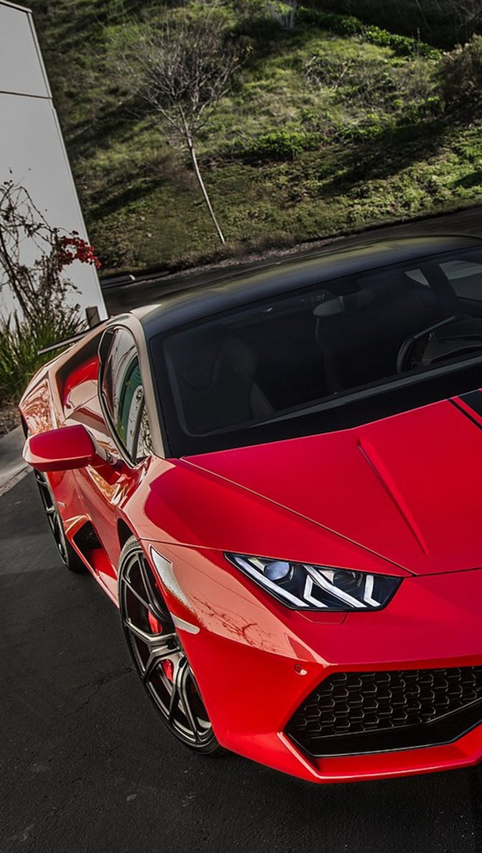 Gros plan d'une voiture de sport rouge garée dans un parking (voiture, huracan, lamborghini, rouge)