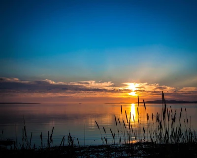 Pôr do sol sereno sobre águas calmas