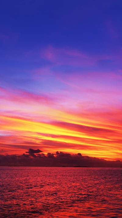 Lebhafter Sonnenuntergang über ruhigem Wasser