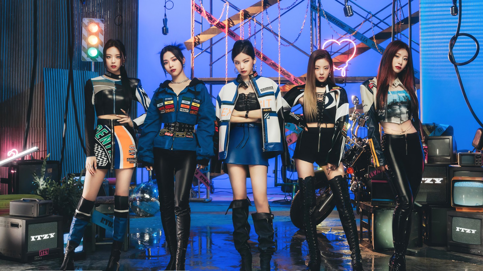 Un groupe de filles se tenant côte à côte sur une scène (itzy, 있지, kpop, k pop, filles)