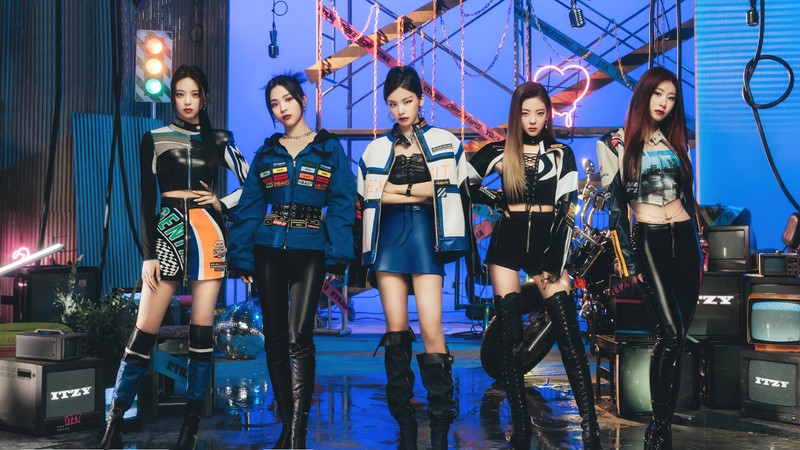 Группа девушек стоит рядом друг с другом на сцене (итзи, itzy, 있지, kpop, k pop)