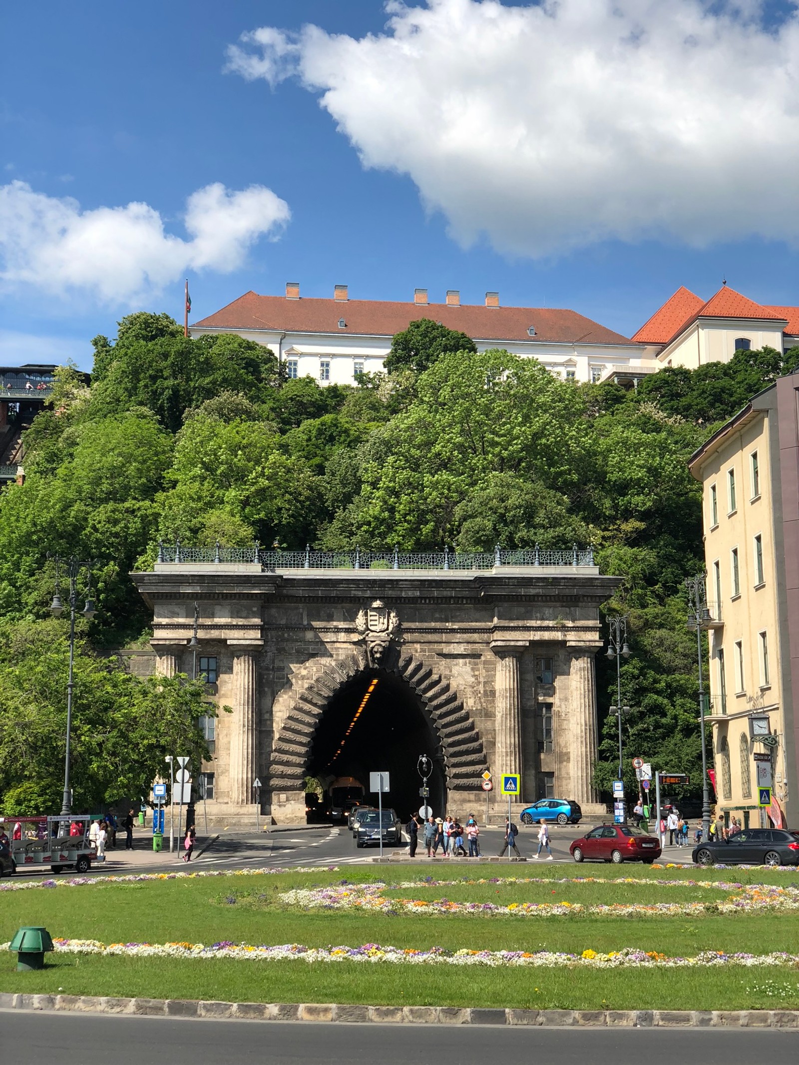 Há um grande arco de pedra com um relógio nele (budapeste, ciência, biologia, arco, rua)