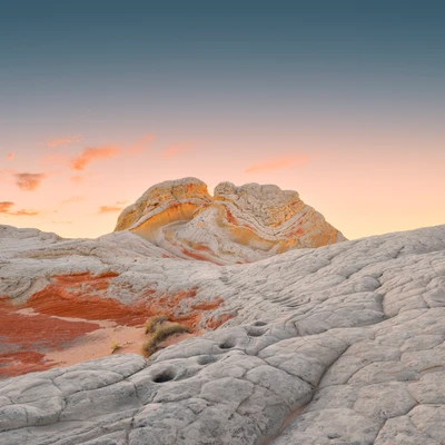 Vermilion Klippen bei Tageslicht: Auffällige sedimentäre Felsformationen unter einem goldenen Himmel