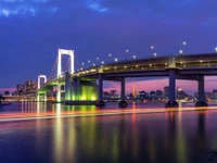 Cenário urbano noturno vibrante da baía de Tóquio com a ponte arco-íris iluminada