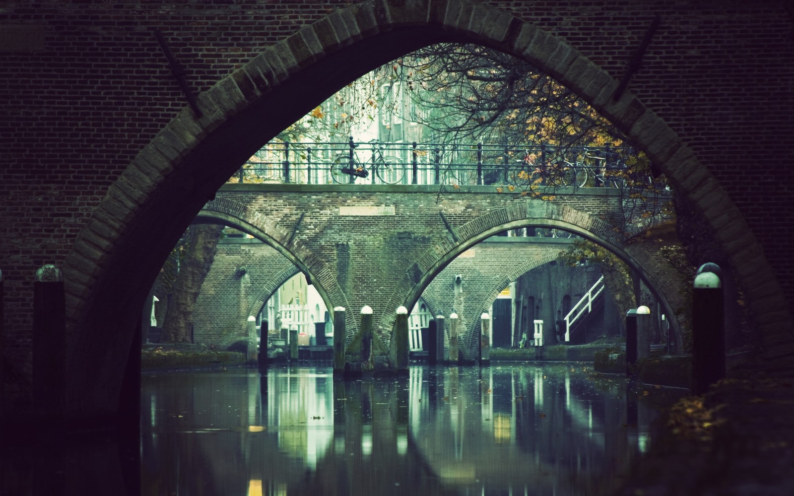 Há uma ponte que está sobre um corpo d'água. (arco, flúmen, ponte)