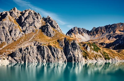 Lago Lünersee: Una Joya Alpina Serena en las Majestuosas Montañas de Austria