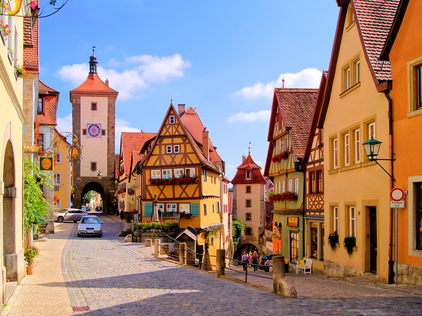 Это мощеная улица с часовой башней на заднем плане (мюнхен, munich, город, окрестности, населённый пункт)